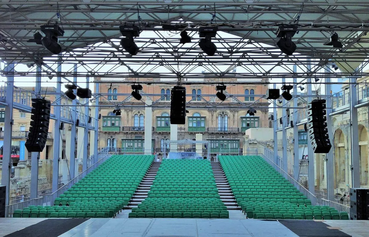 Auditorio del colegio con escenario y butacas