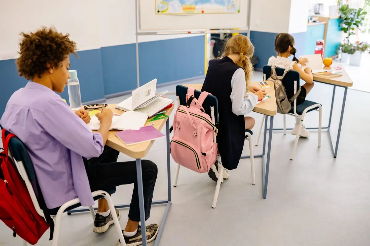 Aula de Primaria con la docente acompañando a los estudiantes
