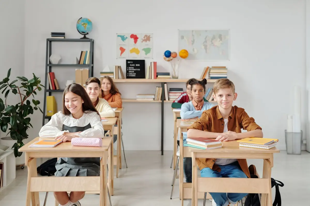 Estudiantes y docente de Primaria en un aula moderna del colegio