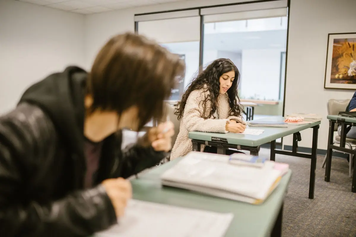 Estudiantes de Secundaria trabajando en clase en WS School