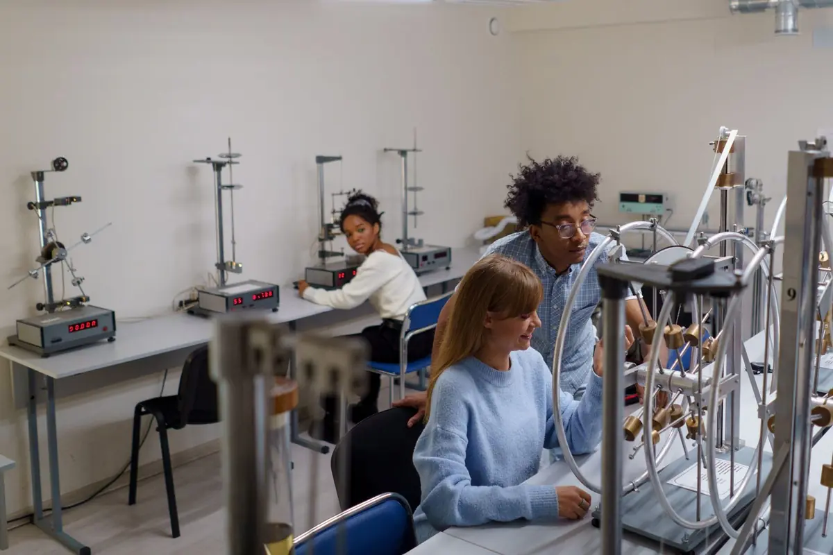 Estudiantes realizando un experimento en el laboratorio de ciencias