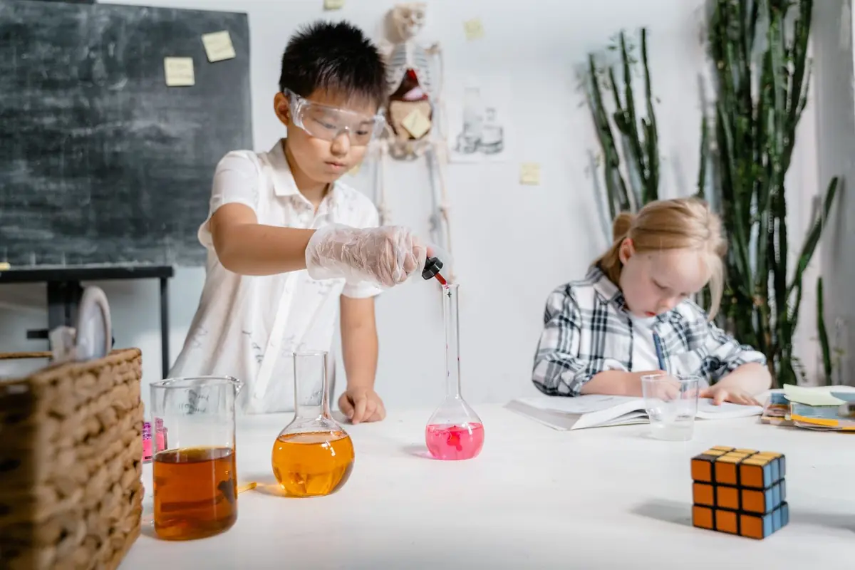 Niños realizando un experimento con líquidos en el laboratorio