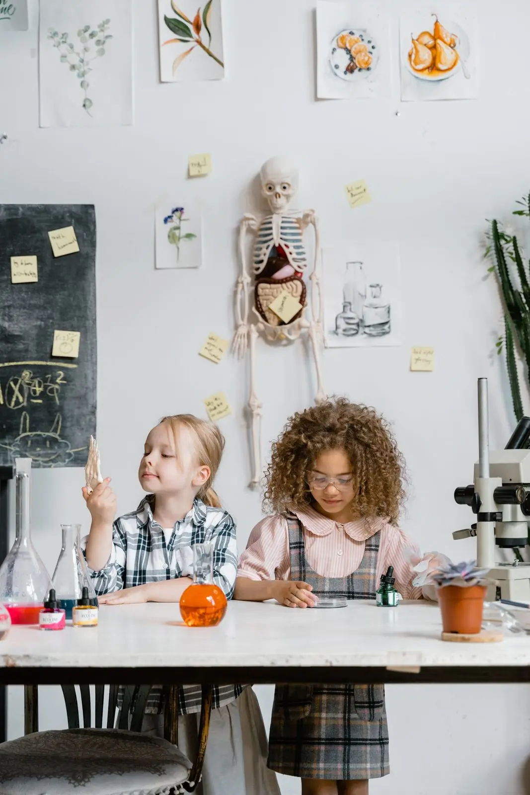 Estudiantes trabajando en el laboratorio de cómputo del colegio