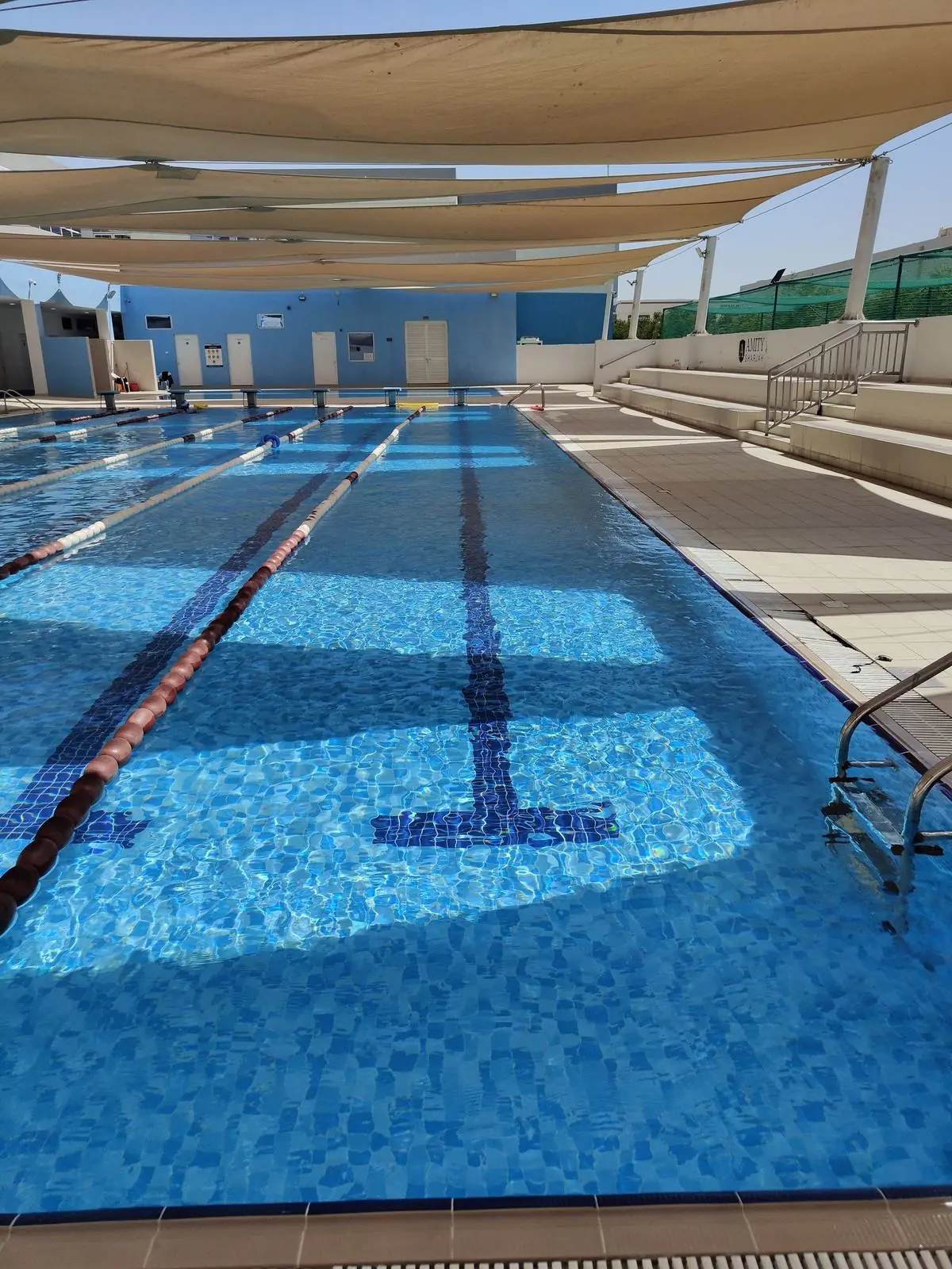 Piscina semiolímpica temperada del colegio con carriles señalizados