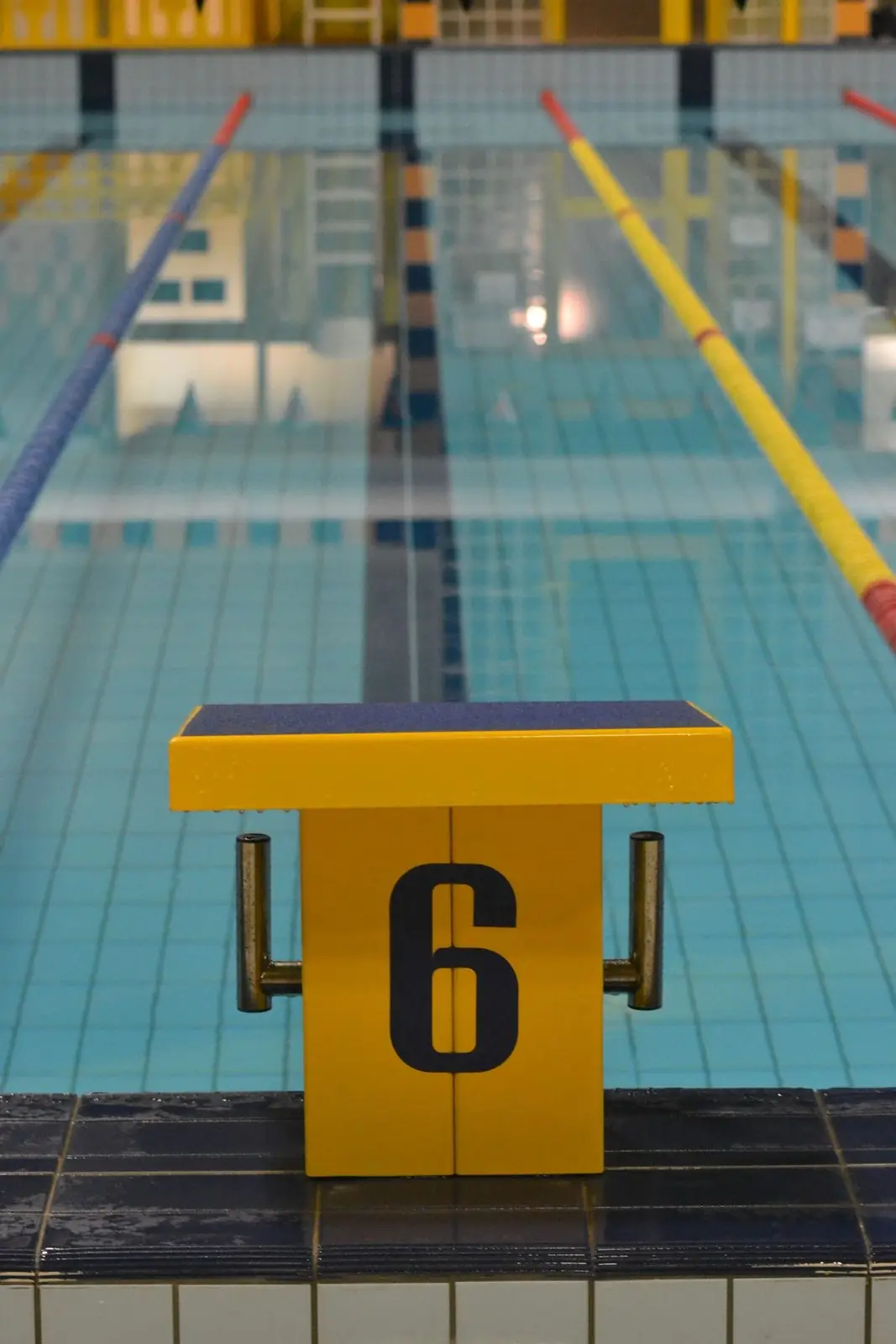 Carril de la piscina temperada durante la clase de natación de Primaria