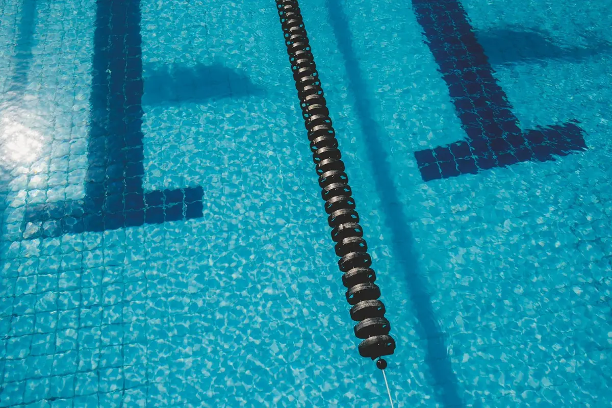 Carril de la piscina con numeración visible y borde de partida